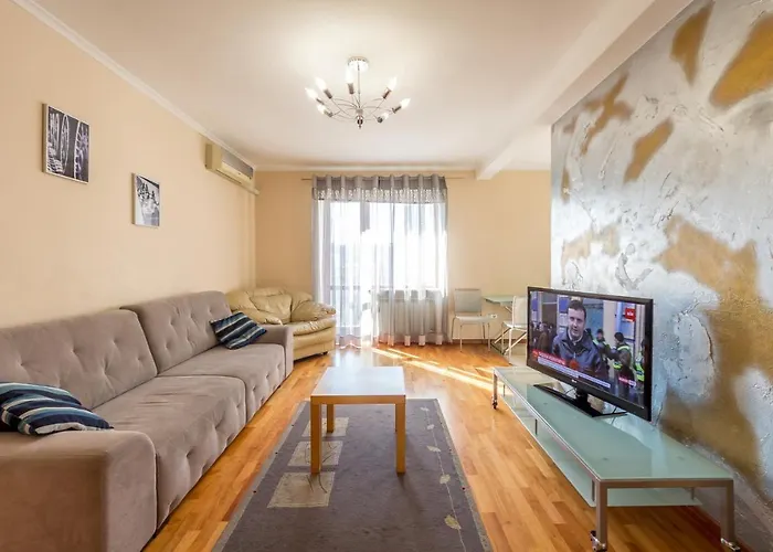 Apartment On Triokhsviatytelska