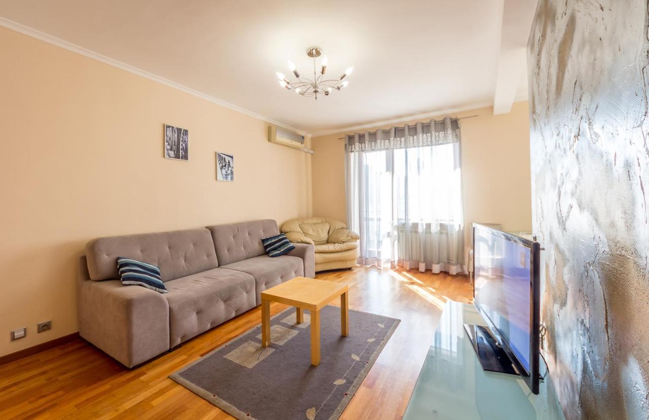 On Triokhsviatytelska Apartment