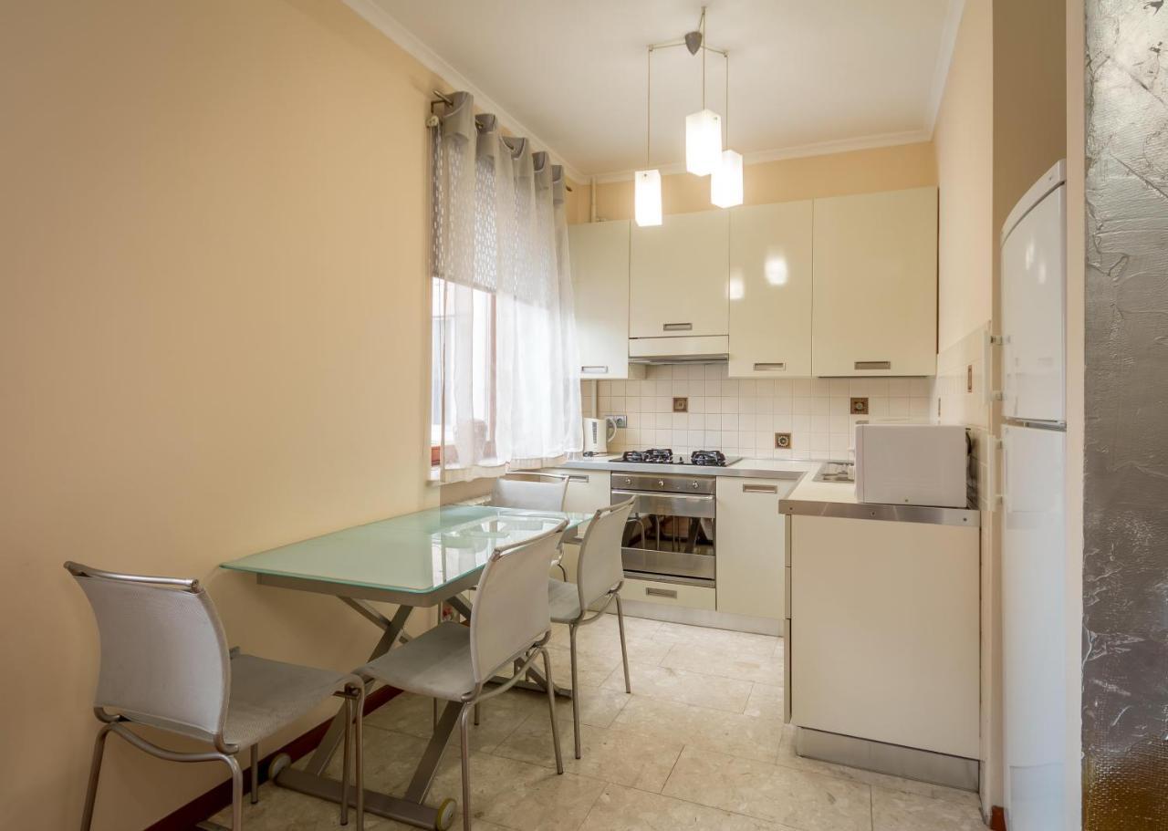 On Triokhsviatytelska Apartment Kyiv